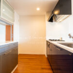 キッチンとカップボード　ロイヤルパークスタワー南千住の室内写真　S60-C7タイプ2LDK